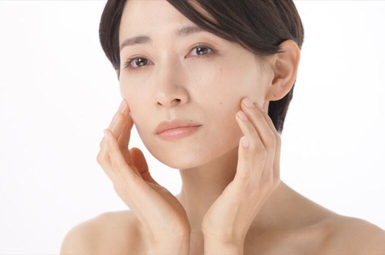 フェイスラインがたるむ原因とケアする方法